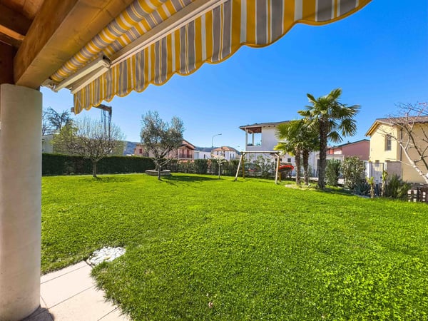 Casa bifamiliare con grande giardino a Morbio Inferiore 14