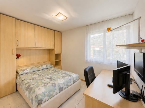 Casa bifamiliare con grande giardino a Morbio Inferiore 7