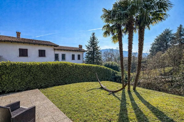 Casa con giardino a Stabio 10