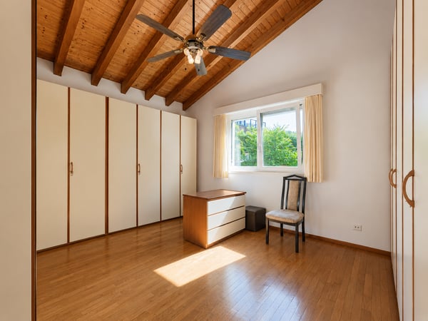 Casa unifamiliare con grande giardino a Gentilino 11