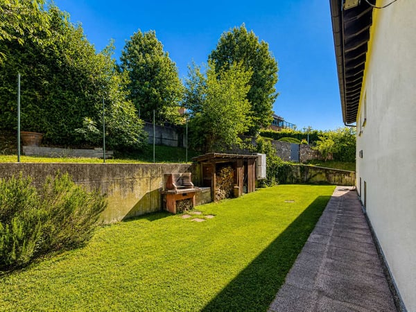 Casa unifamiliare con grande giardino a Gentilino 4