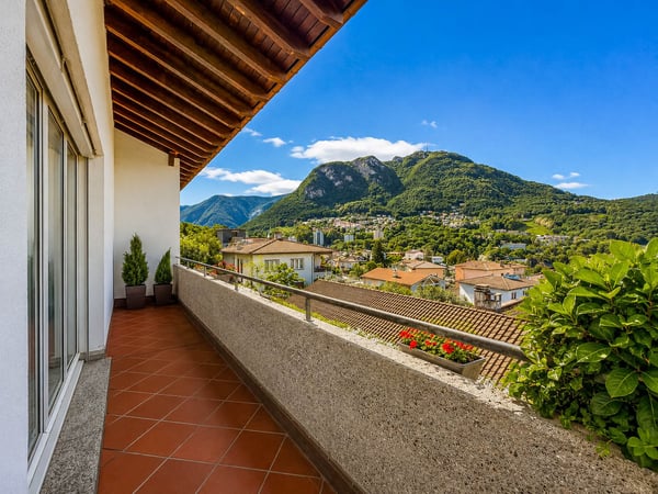 Casa unifamiliare con grande giardino a Gentilino 15