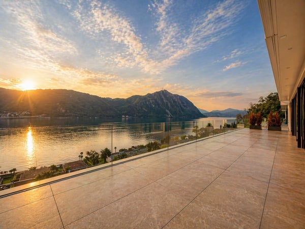 Ampio attico con magnifica terrazza vista lago a Bissone 1
