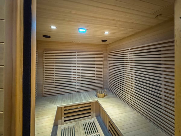 Moderna villa con piscina interna a Collina d’Oro 10
