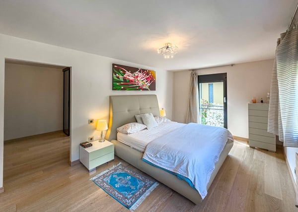Moderna villa con piscina interna a Collina d’Oro 6