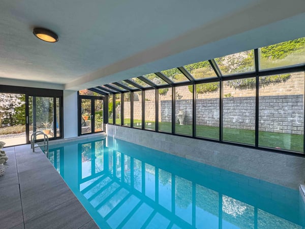 Moderna villa con piscina interna a Collina d’Oro 4