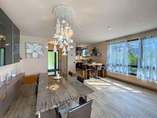 Moderna villa con piscina interna a Collina d’Oro 2