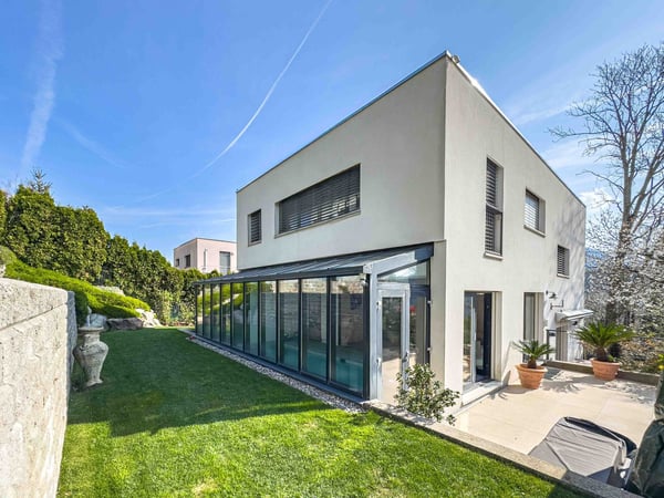 Moderna villa con piscina interna a Collina d’Oro 14