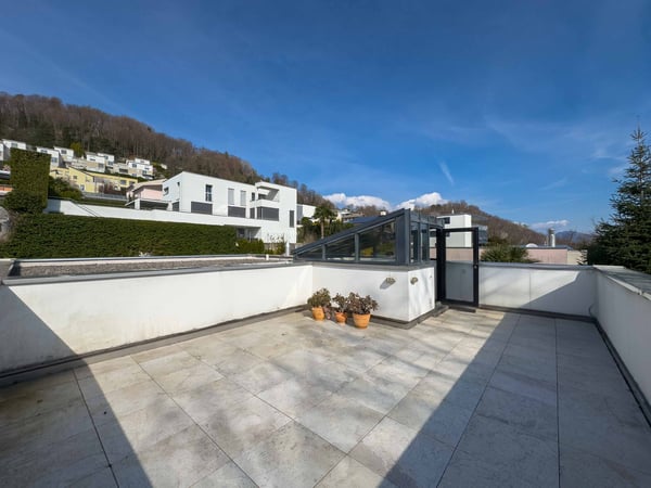 Moderna villa con piscina interna a Collina d’Oro 13