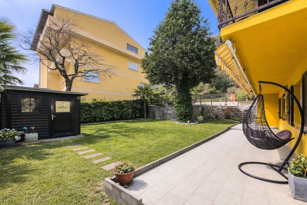 Casa bifamiliare con giardino a Canobbio