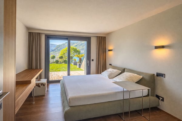 Splendida villa di lusso vista lago con piscina e darsena 8