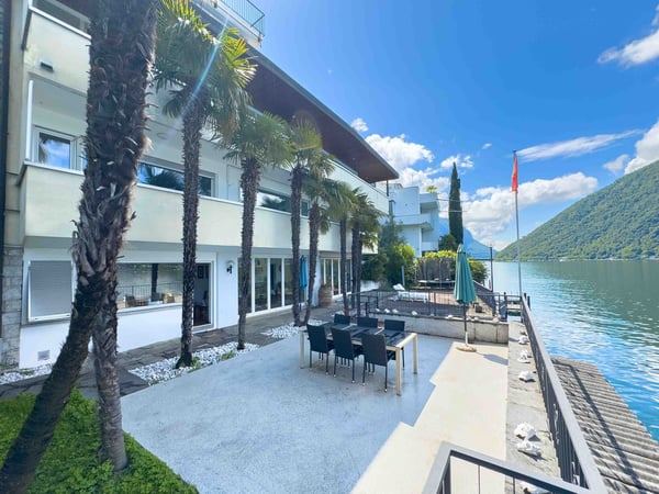 Villa direttamente sul lago con posti barca privati 13