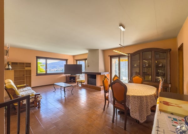 Casa con tre appartamenti vista lago a Ponte Tresa 2