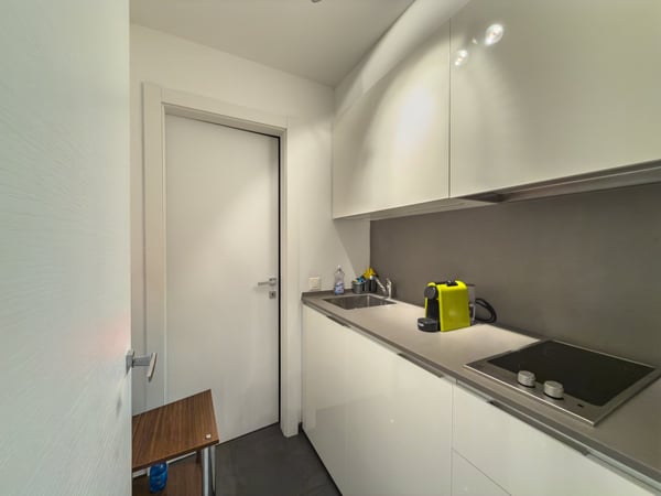 Ufficio open space a Massagno con vetrine su strada e 3 posti auto 5