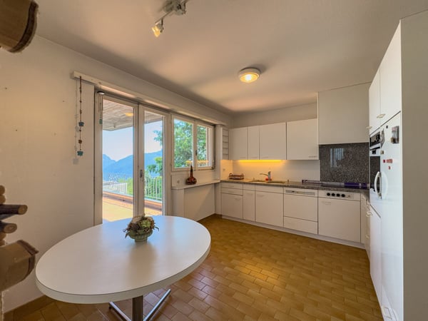 Villa con giardino e vista aperta sul golfo di Lugano a Carona 6