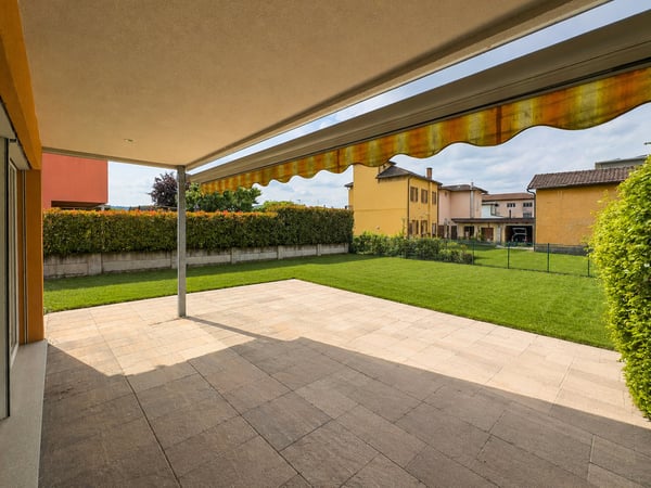 Villetta a schiera di testa con ampio giardino a Ligornetto 7