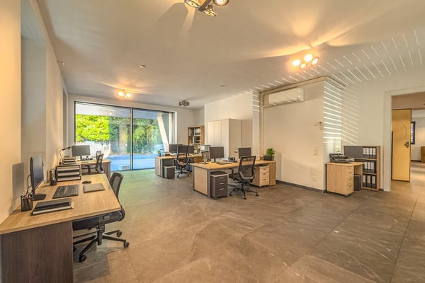 Ufficio open space a Massagno con vetrine su strada e 3 posti auto 3