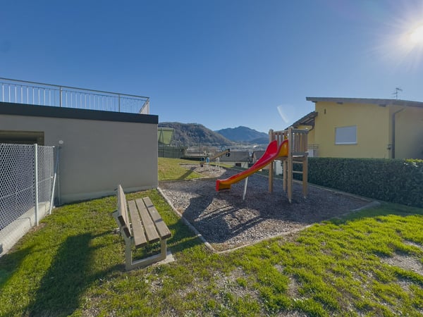 Moderna casa contigua con giardino ad Agno 10