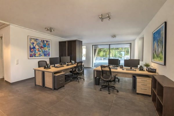 Ufficio open space a Massagno con vetrine su strada e 3 posti auto 1