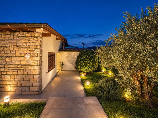 Villa con ampio giardino a Mendrisio 2