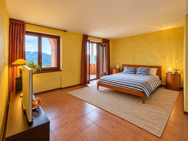 Villa con ampio giardino a Vacallo 10