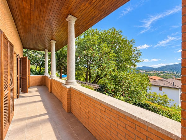 Villa con ampio giardino a Vacallo 18