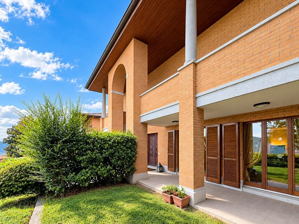 Villa con ampio giardino a Vacallo 6