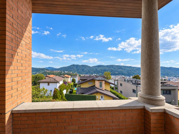Villa con ampio giardino a Vacallo 16