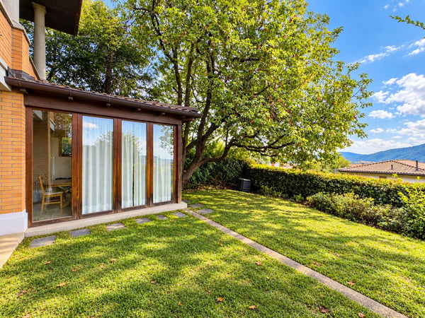 Villa con ampio giardino a Vacallo 8