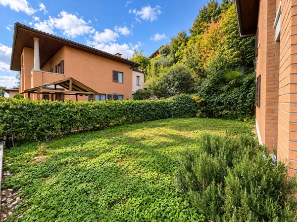 Villa con ampio giardino a Vacallo 7