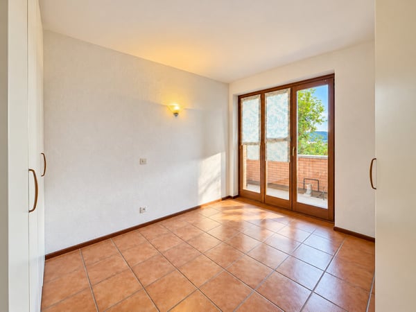 Villa con ampio giardino a Vacallo 11