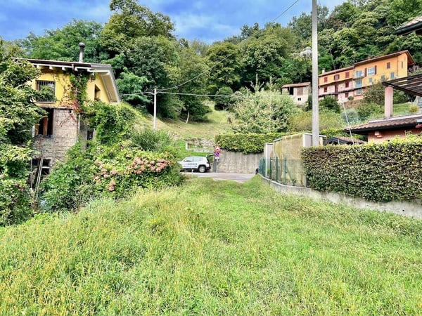 Bel terreno edificabile in posizione soleggiata e tranquilla esposta a 3