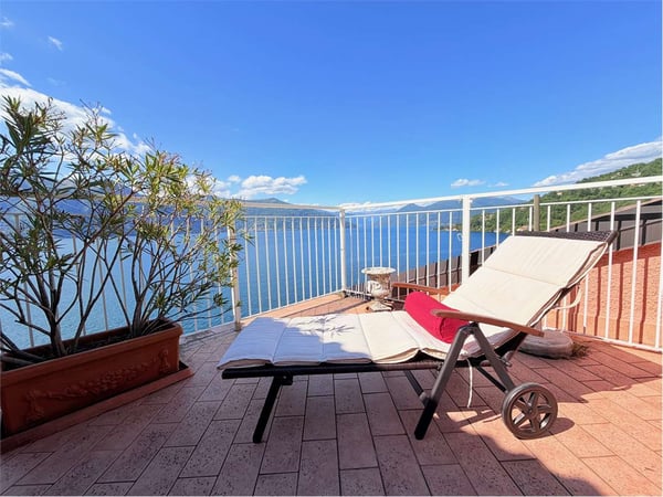 Curata attico con splendida vista lago a pochi passi dalla spiaggia 13