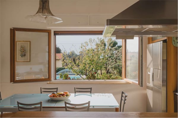 Bellissima villa divisa in tre unità, con ampio giardino e piscina, in 10