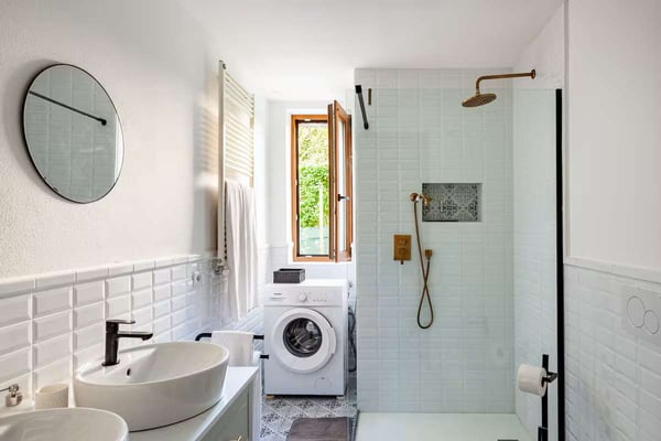 Bellissima villa divisa in tre unità, con ampio giardino e piscina, in 6