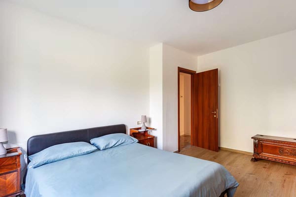 Bellissima villa divisa in tre unità, con ampio giardino e piscina, in 5