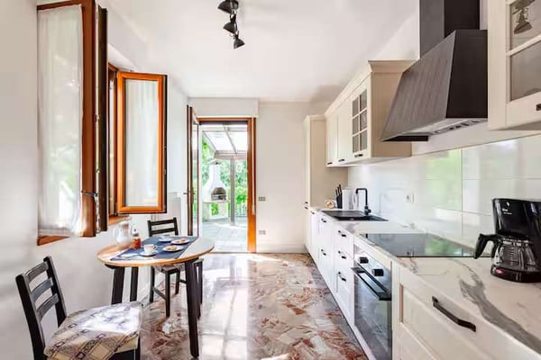 Bellissima villa divisa in tre unità, con ampio giardino e piscina, in 4