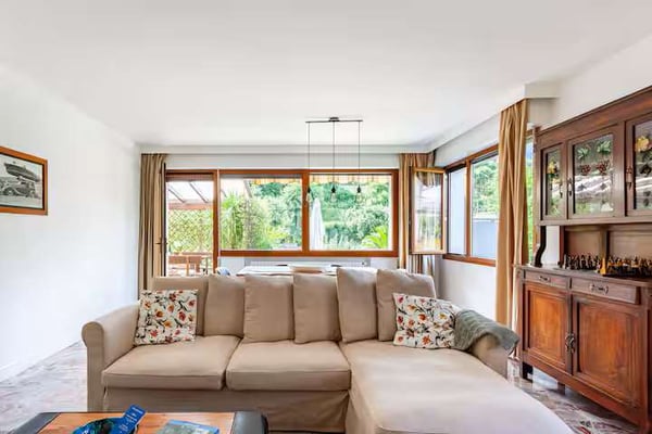 Bellissima villa divisa in tre unità, con ampio giardino e piscina, in 2
