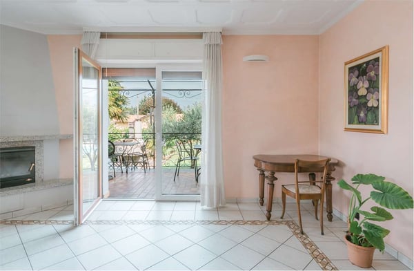 Bellissima villa divisa in tre unità, con ampio giardino e piscina, in 8