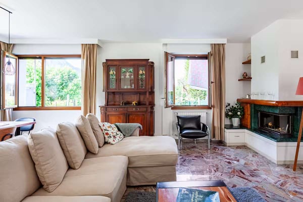Bellissima villa divisa in tre unità, con ampio giardino e piscina, in 3