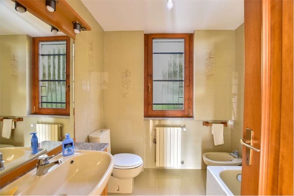 Bellissima villa indipendente in un contesto riservato, con ampio giar 8