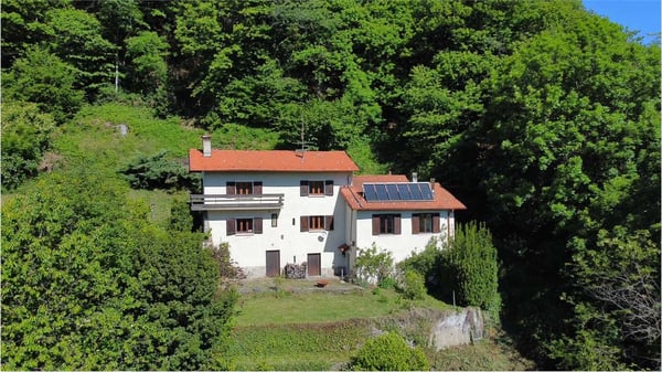Curata casa di campagna in una posizione soleggiata e riservata con sp 1