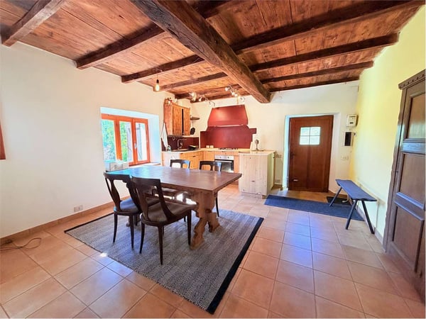 Curata casa di campagna in una posizione soleggiata e riservata con sp 3