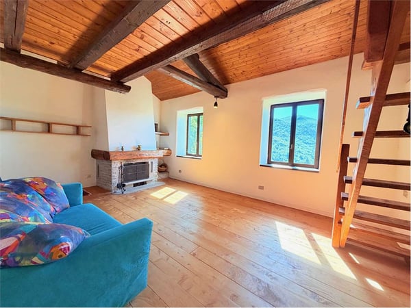 Curata casa di campagna in una posizione soleggiata e riservata con sp 9
