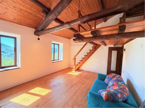 Curata casa di campagna in una posizione soleggiata e riservata con sp 11