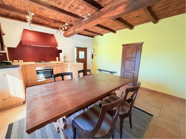 Curata casa di campagna in una posizione soleggiata e riservata con sp 4