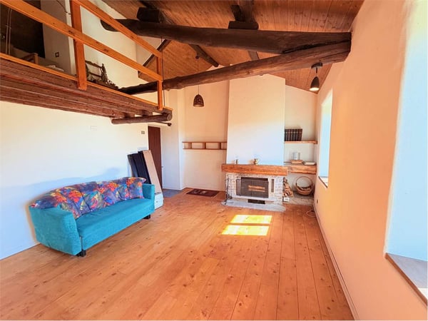 Curata casa di campagna in una posizione soleggiata e riservata con sp 10
