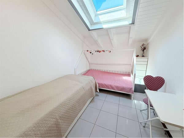 Attico ristrutturato in piccolo residence con piscina e fantastica vis 9