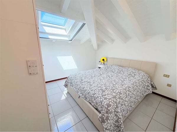 Attico ristrutturato in piccolo residence con piscina e fantastica vis 7