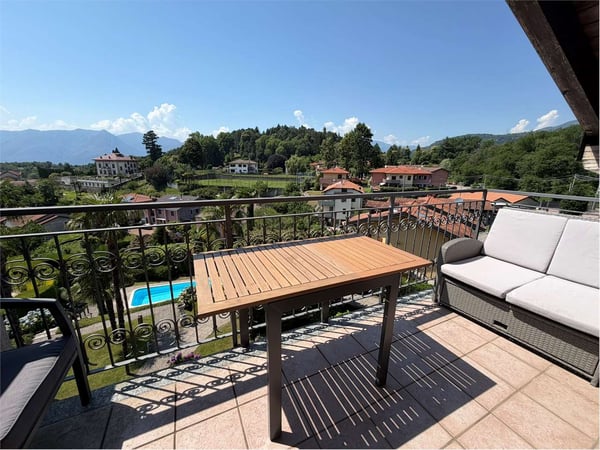 Attico ristrutturato in piccolo residence con piscina e fantastica vis 13